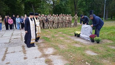 У Сумському парку відкрили меморіальну дошку та посадили ялини У Сумському парку відкрили меморіальну дошку та посадили ялини