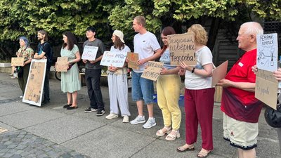 в Ужгороді відбулась мирна акція проти відставки міністра оборони Федорова