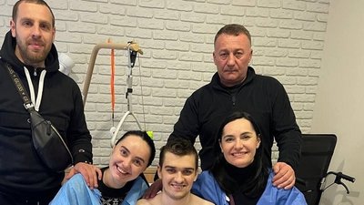 "За секунду не стало п’ятьох одразу". Історія родини з Донеччини, яка врятувала життя маріупольцю "За секунду не стало п’ятьох одразу". Історія родини з Донеччини, яка врятувала життя маріупольцю