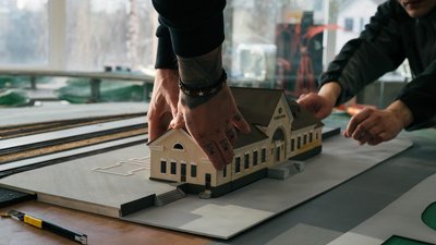 Рухається й світиться. З гайворонської вузькоколійки, що на Кіровоградщині, зробили макет для київського музею Рухається й світиться. З гайворонської вузькоколійки, що на Кіровоградщині, зробили макет для київського музею