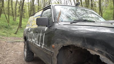 Волонтери Тернопільщини ремонтують автомобіль, яким вивезли 50 поранених Волонтери Тернопільщини ремонтують автомобіль, яким вивезли 50 поранених
