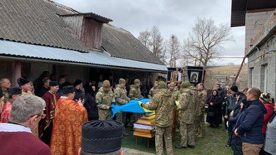 На Тернопільщині прощаються із бійцем Олександром Михайловським На Тернопільщині прощаються із бійцем Олександром Михайловським