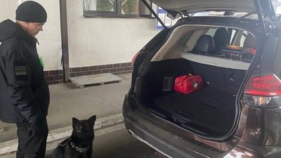 Зброю та набої виявили митники на Закарпатті в автомобілі 39-річного дніпрянина Зброю та набої виявили митники на Закарпатті в автомобілі 39-річного дніпрянина