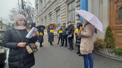 Проти встановлення касових апаратів: підприємці пікетували Львівську ОДА