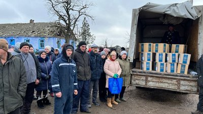 На Херсонщині у селі Таврійському волонтери ремонтують пошкоджені внаслідок російських обстрілів будинки На Херсонщині у селі Таврійському волонтери ремонтують пошкоджені внаслідок російських обстрілів будинки