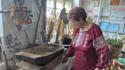 На Тернопільщині у музеї хліба зберігають коровай, якому 8 років На Тернопільщині у музеї хліба зберігають коровай, якому 8 років