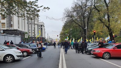 Понад тисяча машин. У Києві під Радою протестують власники авто на єврономерах Понад тисяча машин. У Києві під Радою протестують власники авто на єврономерах