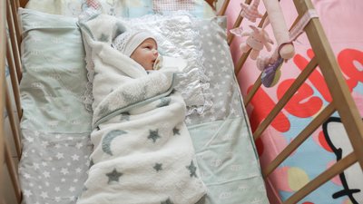У Чернівцях одномісячну дівчинку залишили у будинку дитини. Її оглядають медики У Чернівцях одномісячну дівчинку залишили у будинку дитини. Її оглядають медики