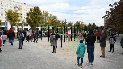 Скейт-зона, гойдалки та канати: у Луцьку відкрили урбан-парк
