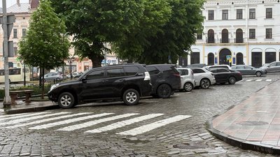 Ділянка дороги перед головним входом Чернівецької міськради