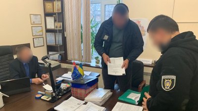 Посадовців міграційної служби Одещини судитимуть за привласнення 900 тис. грн