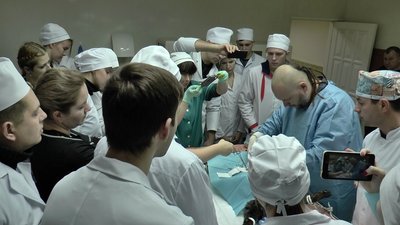 Студенти спостерігають за операцією Студенти спостерігають за операцією