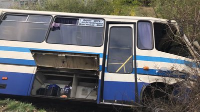 У Кам'янському на Дніпропетровщині зіткнулися рейсовий автобус та легковик: троє людей поранені