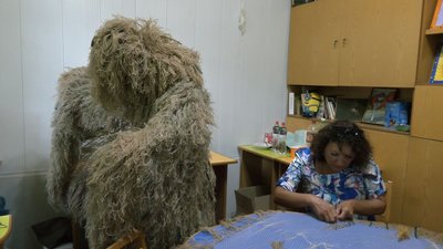 Плетуть "кікімори", складають сухпайки та збирають гроші: у волинській бібліотеці допомагають військовим Плетуть "кікімори", складають сухпайки та збирають гроші: у волинській бібліотеці допомагають військовим