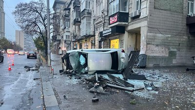 У Києві легковик зніс зупинку з людьми: водій був тверезий