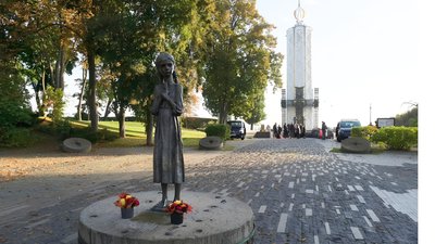 Скульптура Гірка пам'ять дитинства біля Музею Голодомору у Києві