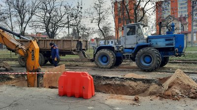У Миколаєві на проїзній частині дороги по вулиці Чкалова утворилося провалля