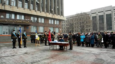 У Запоріжжі на Майдані Героїв попрощалися із загиблим українським бійцем У Запоріжжі на Майдані Героїв попрощалися із загиблим українським бійцем