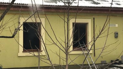 У центрі Луцька сталася пожежа – загорівся будинок напроти міської ради