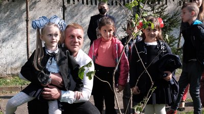 У Чернівцях в пам'ять загиблим героям АТО/ООС діти поруч зі школи висадили кущі калини У Чернівцях в пам'ять загиблим героям АТО/ООС діти поруч зі школи висадили кущі калини