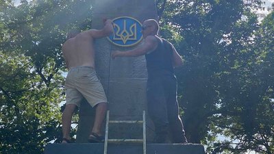 На Вінниччині встановили Тризуб замість серпа та молота На Вінниччині встановили Тризуб замість серпа та молота