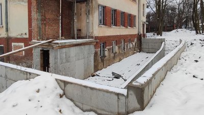 Біля будівлі підготували основу під пандус Біля будівлі підготували основу під пандус