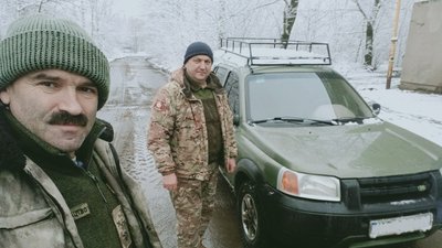 Волонтери з Тернопільщини передали військовим автомобіль