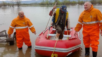 Застряг посеред річки: на Закарпатті рятувальники допомогли вівчарю Застряг посеред річки: на Закарпатті рятувальники допомогли вівчарю