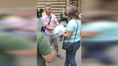 Волонтерка з Народичів плете та продає іграшки, збираючи гроші на автівки для ЗСУ