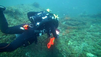 Морський біолог та підводний археолог Майкл Барнетт досліджує рештки SS Cotopaxi Морський біолог та підводний археолог Майкл Барнетт досліджує рештки SS Cotopaxi