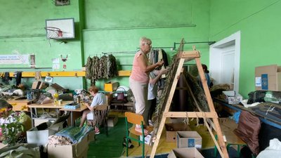 Волонтери в'яжуть сітки Волонтери в'яжуть сітки