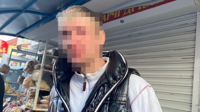 На ринку Рівного продавали крадене взуття, яке впізнав власник, - поліція На ринку Рівного продавали крадене взуття, яке впізнав власник, - поліція