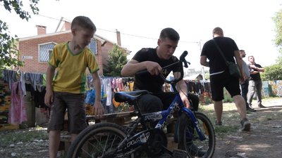 У Дніпрі завдяки відомому телеведучому працівники автосервісу відремонтували велосипеди для дітей-переселенців