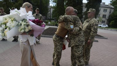 У Тернополі військовослужбовці привітали з одруженням побратима У Тернополі військовослужбовці привітали з одруженням побратима