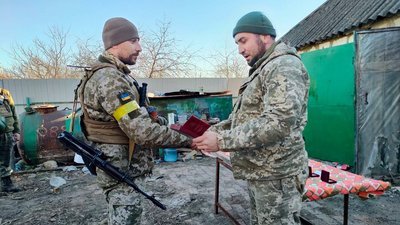 Нагородження на передовій. Бійці 24-ї окремої механізованої бригади отримали медалі Нагородження на передовій. Бійці 24-ї окремої механізованої бригади отримали медалі