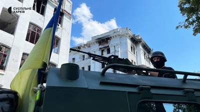 У День міста харківські поліцейські патрулюють місто на трофейному російському "Тигрі" У День міста харківські поліцейські патрулюють місто на трофейному російському "Тигрі"