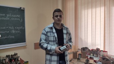 "Зігрій захисників теплом": у Тернополі студенти-медики виготовляють окопні свічки "Зігрій захисників теплом": у Тернополі студенти-медики виготовляють окопні свічки