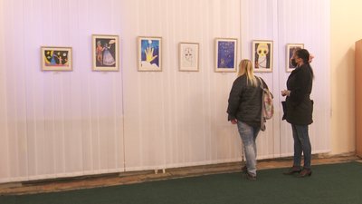 «Роботи вражають зрілістю». У Дніпрі показують роботи 11-річної художниці, яка померла від лейкемії «Роботи вражають зрілістю». У Дніпрі показують роботи 11-річної художниці, яка померла від лейкемії