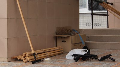 У Харкові волонтери прибирають мікрорайон, який з першого дня війни під обстрілами У Харкові волонтери прибирають мікрорайон, який з першого дня війни під обстрілами