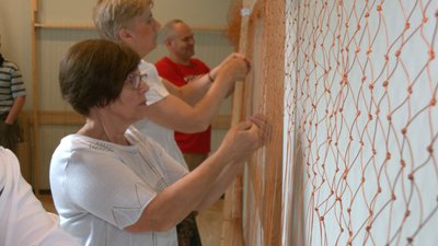 Матеріали є, бракує рук. В Івано-Франківську волонтери плетуть основи для маскувальних сіток Матеріали є, бракує рук. В Івано-Франківську волонтери плетуть основи для маскувальних сіток