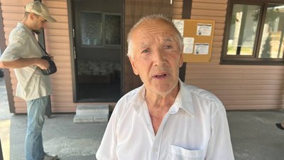 У черзі за соціальним обідом 80-річний переселенець з Бахмута Іван Турчин У черзі за соціальним обідом 80-річний переселенець з Бахмута Іван Турчин