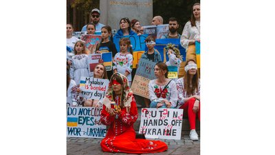 "Не закривай очі на війну" – житомиряни у Польщі долучилися до пікету на підтримку України "Не закривай очі на війну" – житомиряни у Польщі долучилися до пікету на підтримку України