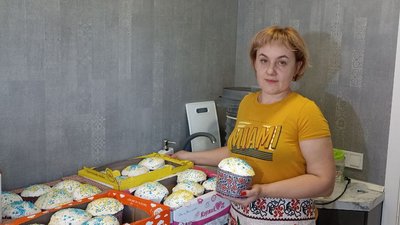 Волонтерки одного з селищ Житомирщини готують паски на благодійний ярмарок і для військових Волонтерки одного з селищ Житомирщини готують паски на благодійний ярмарок і для військових