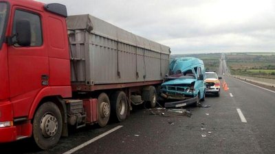 На Одещині мікроавтобус зіткнувся з вантажівкою: одна пасажирка загинула, п'ятеро в лікарні