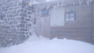 На горі Піп Іван у Карпатах температура повітря опустилася до -3°С, падає сніг На горі Піп Іван у Карпатах температура повітря опустилася до -3°С, падає сніг