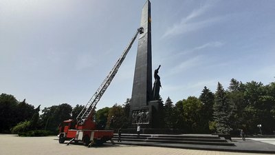 З обеліска на меморіалі у Луцьку демонтують радянську зірку З обеліска на меморіалі у Луцьку демонтують радянську зірку