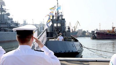 На буксирі ВМС, який був у полоні РФ, підняли кримськотатарський прапор На буксирі ВМС, який був у полоні РФ, підняли кримськотатарський прапор