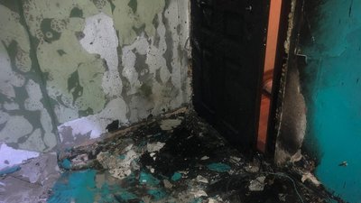 Під дверима була шина: вночі у Рівному сталась пожежа в будинку, людей евакуювали