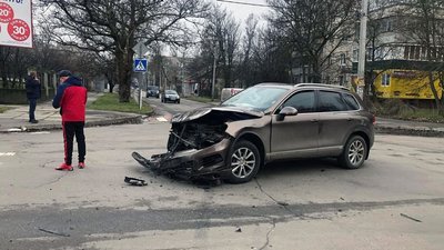 У середмісті Херсона сталась ДТП за участі двох автомобілей У середмісті Херсона сталась ДТП за участі двох автомобілей