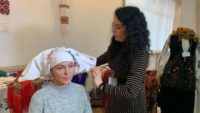 Тернополянка вивчає методи зав’язування української хустки